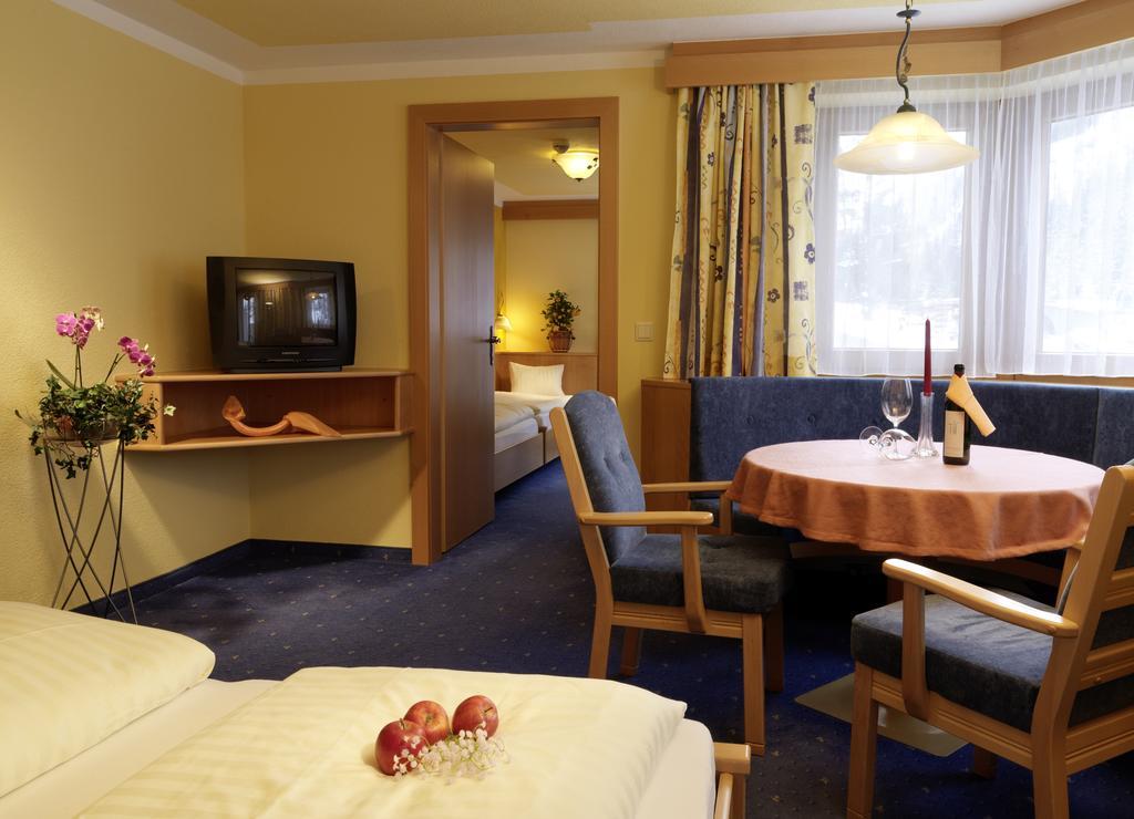 Hotel Gundolf Sankt Leonhard im Pitztal Room photo